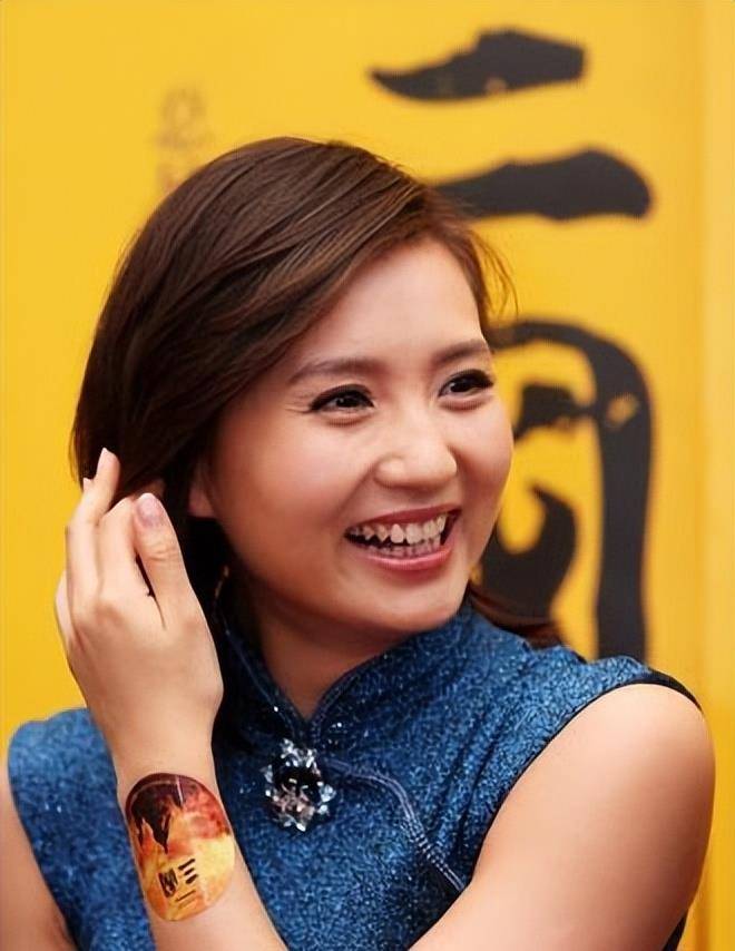 林心如同框陈好输太多,吊带裙穿出睡衣既视感,陈好穿旗袍真惊艳_衣服