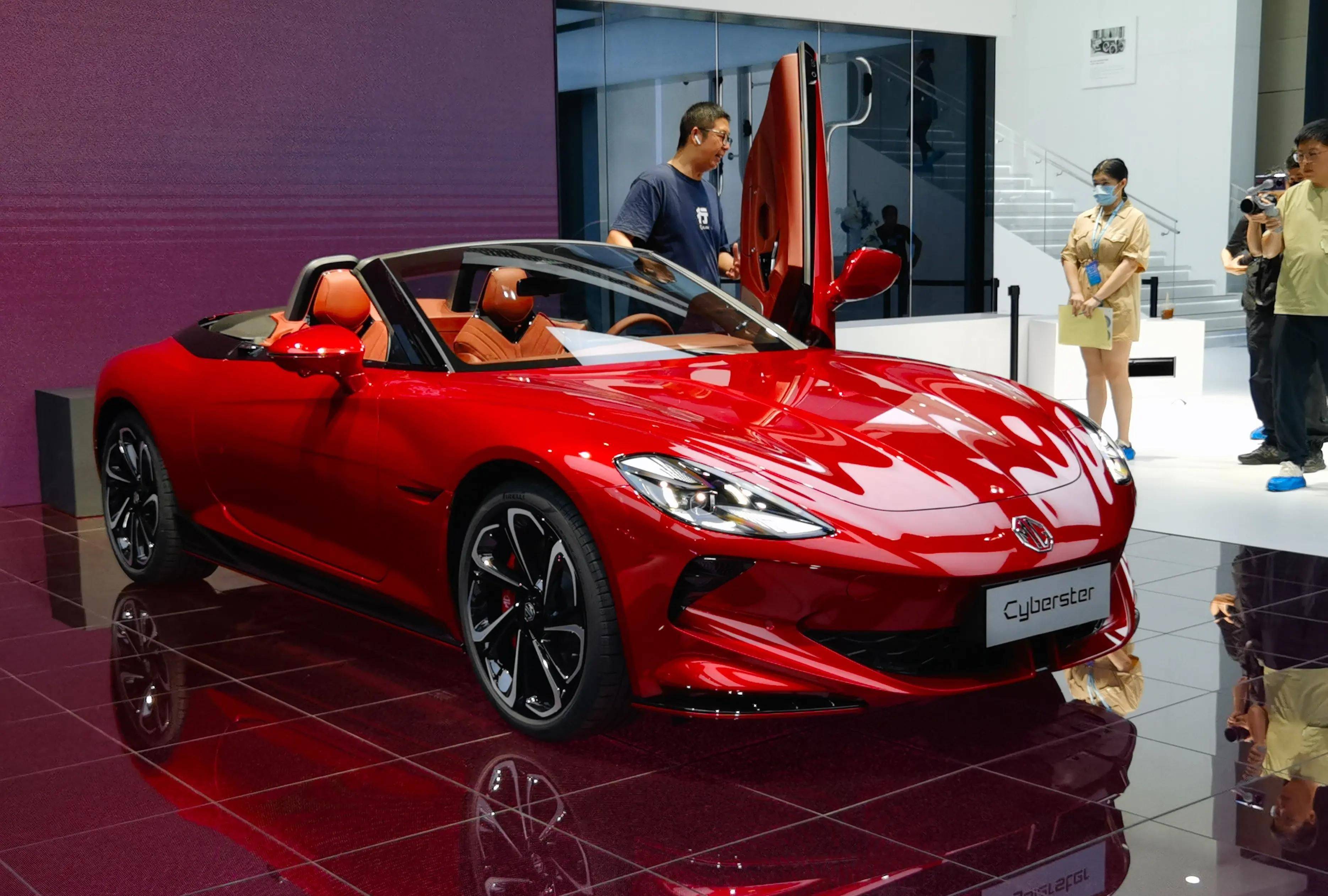 名爵cyberster纯电敞篷剪刀门车型盛装登场_搜狐汽车_搜狐网