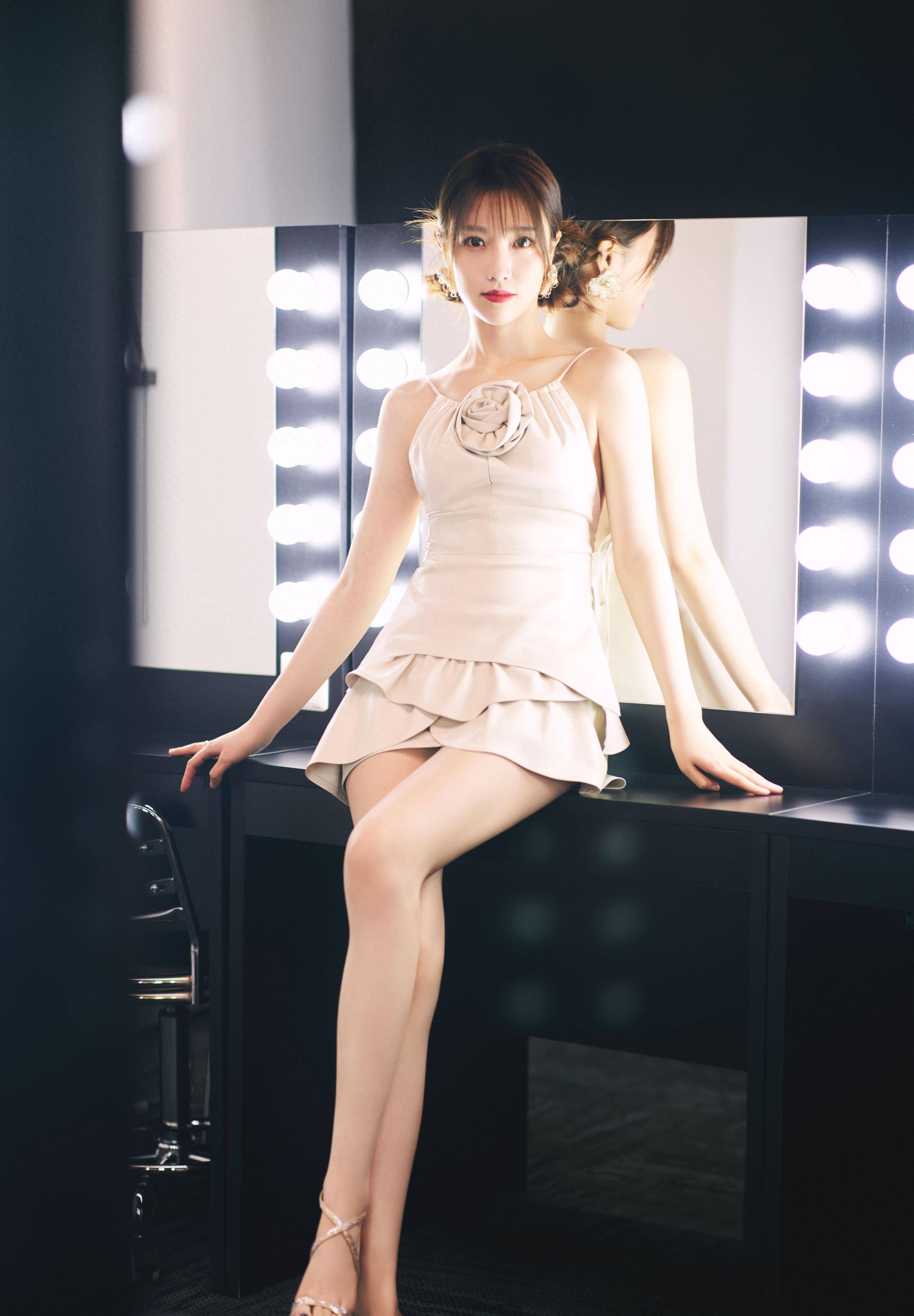 张纯烨的挂脖裙优雅又可爱_的设计_魅力_图片