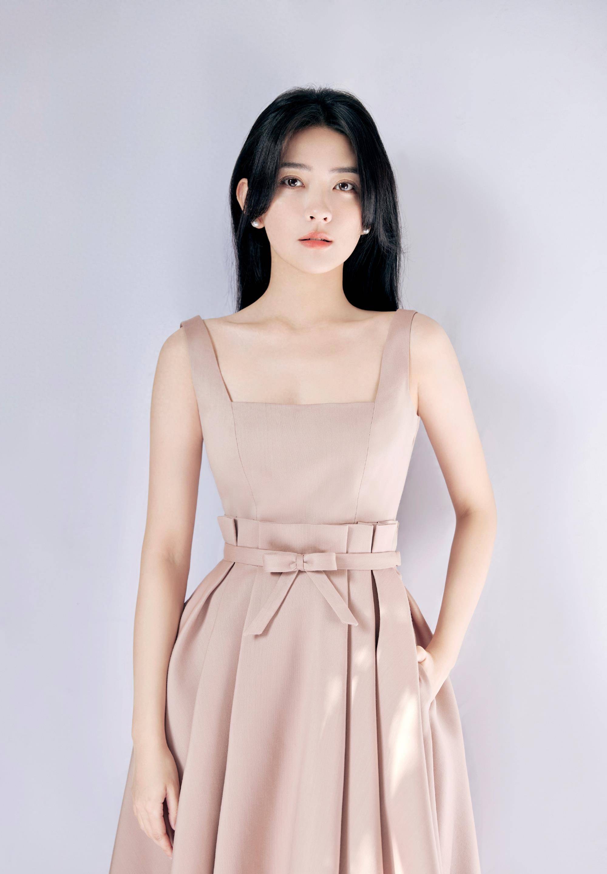 春天午后拍摄的梁洁,身穿粉色吊带裙,光影翩翩_时尚_颜色_裙子