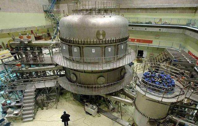 泛指核反应堆内具有独立结构的燃料使用单元.