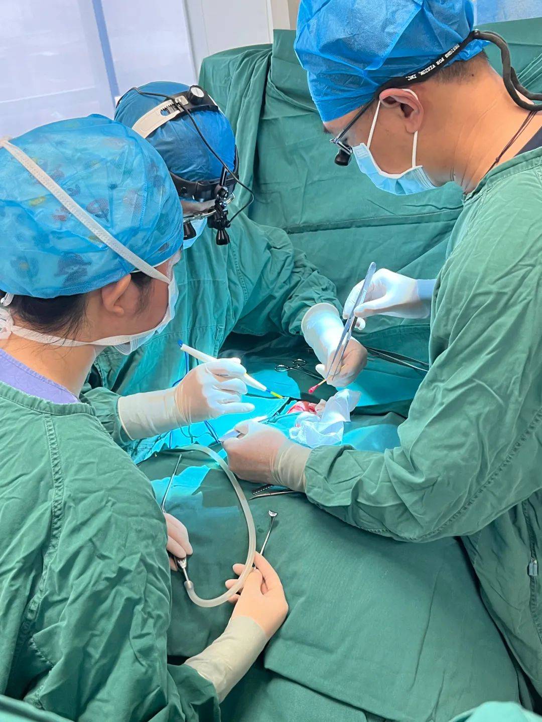 8月17日,心脏大血管外科唐汉博主任团队急诊下床旁行动脉导管结扎术.