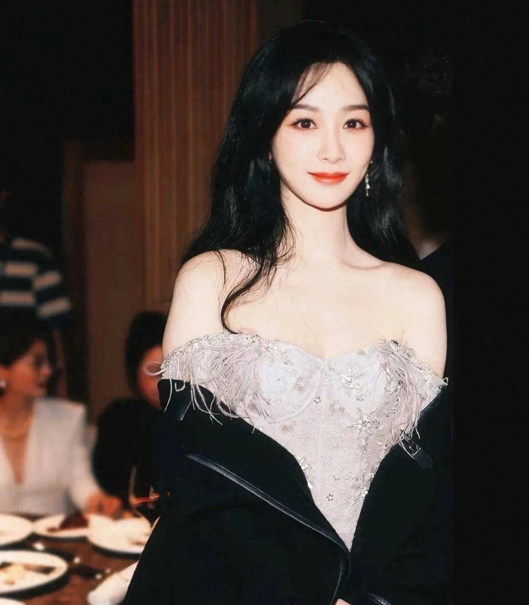 当杨紫和angelababy同穿黑色吊带裙时,女明星的颜值差距一目了然_杨颖