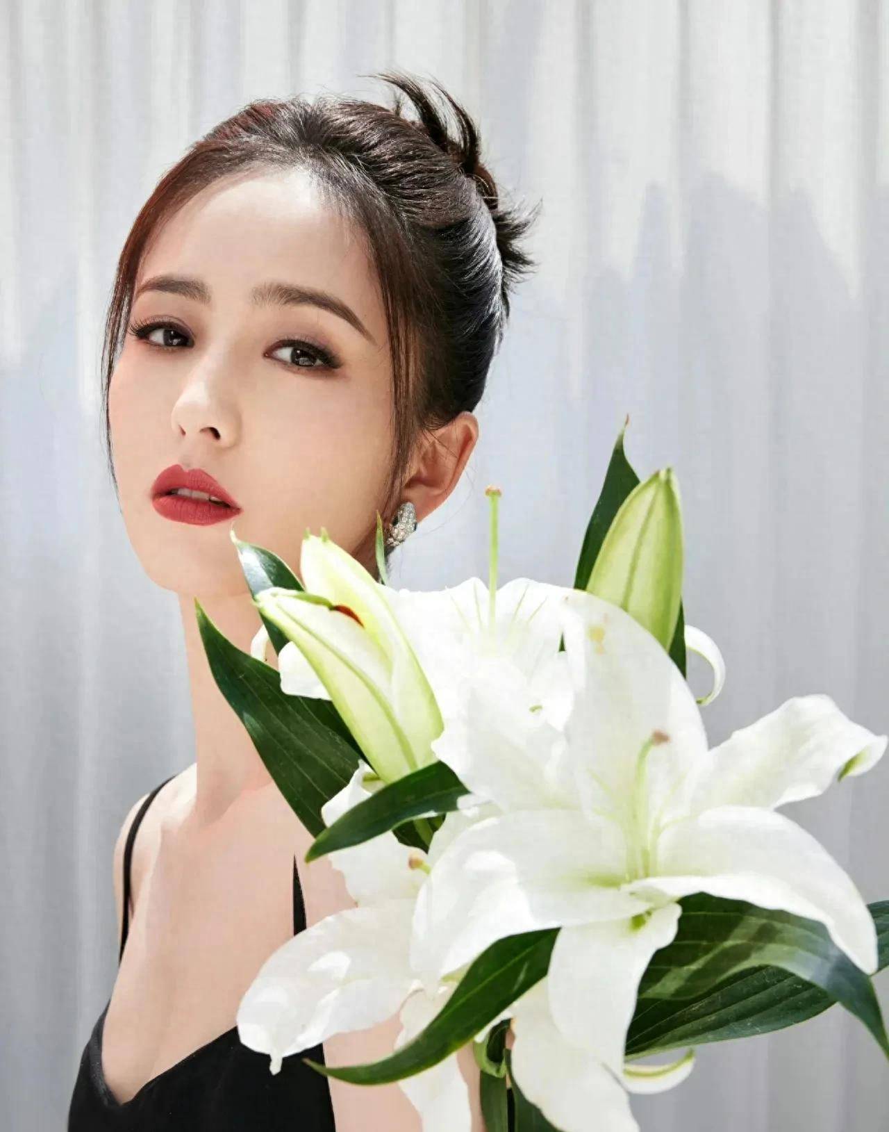 佟丽娅离婚后状态好到爆,穿黑色吊带长裙戴蛇头耳环,越看越惊艳_独立