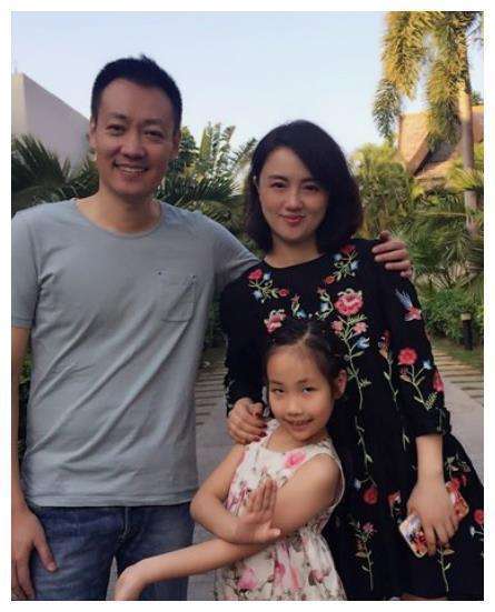 45岁刘敏涛与朱媛媛同框,亲密拥抱热聊不断,两人是中戏同班同学_感情