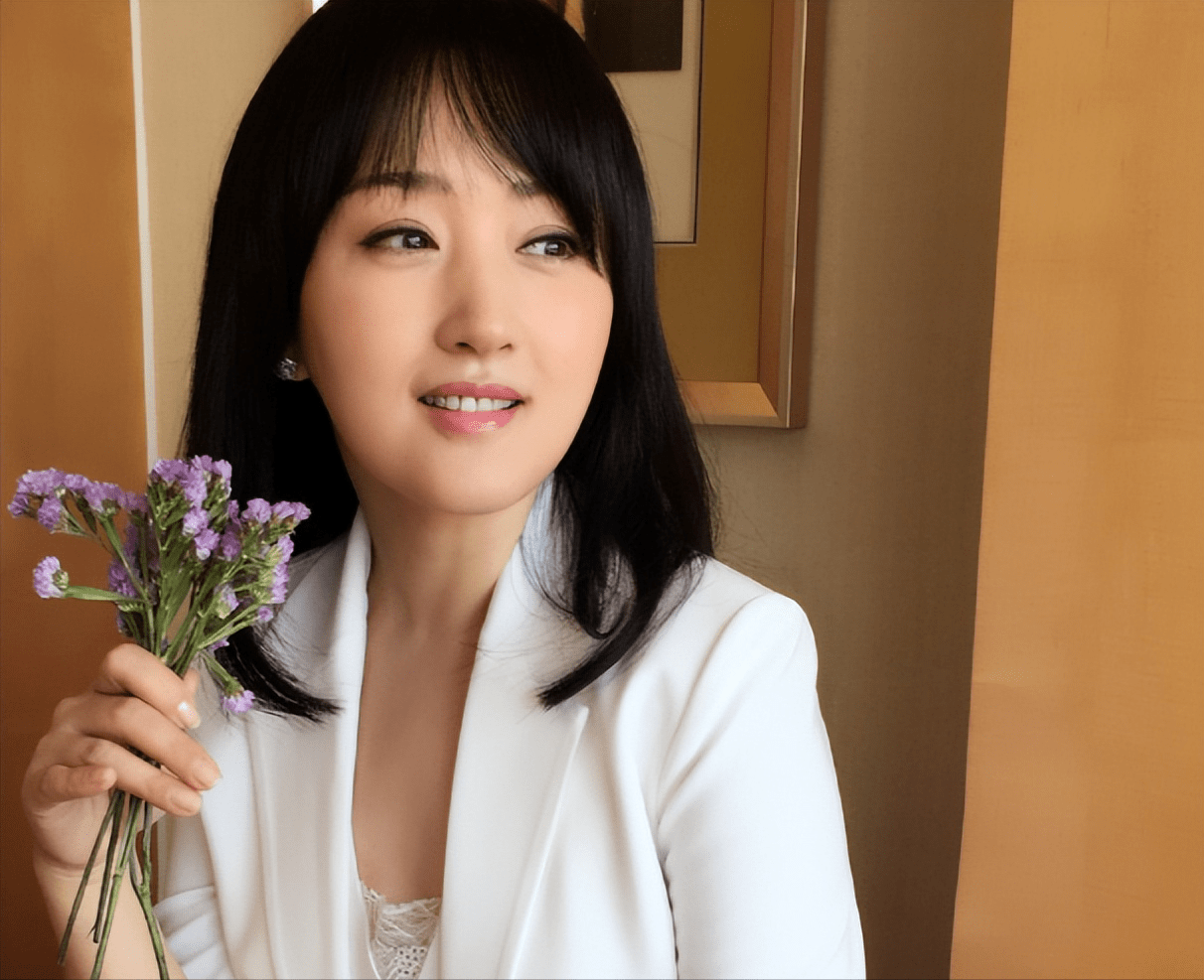 杨钰莹的少女风穿搭确实令人印象深刻.