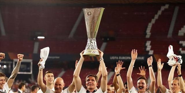 此前执教各种西甲中下游球队的他根本没机会触碰奖杯,结果在塞维利亚