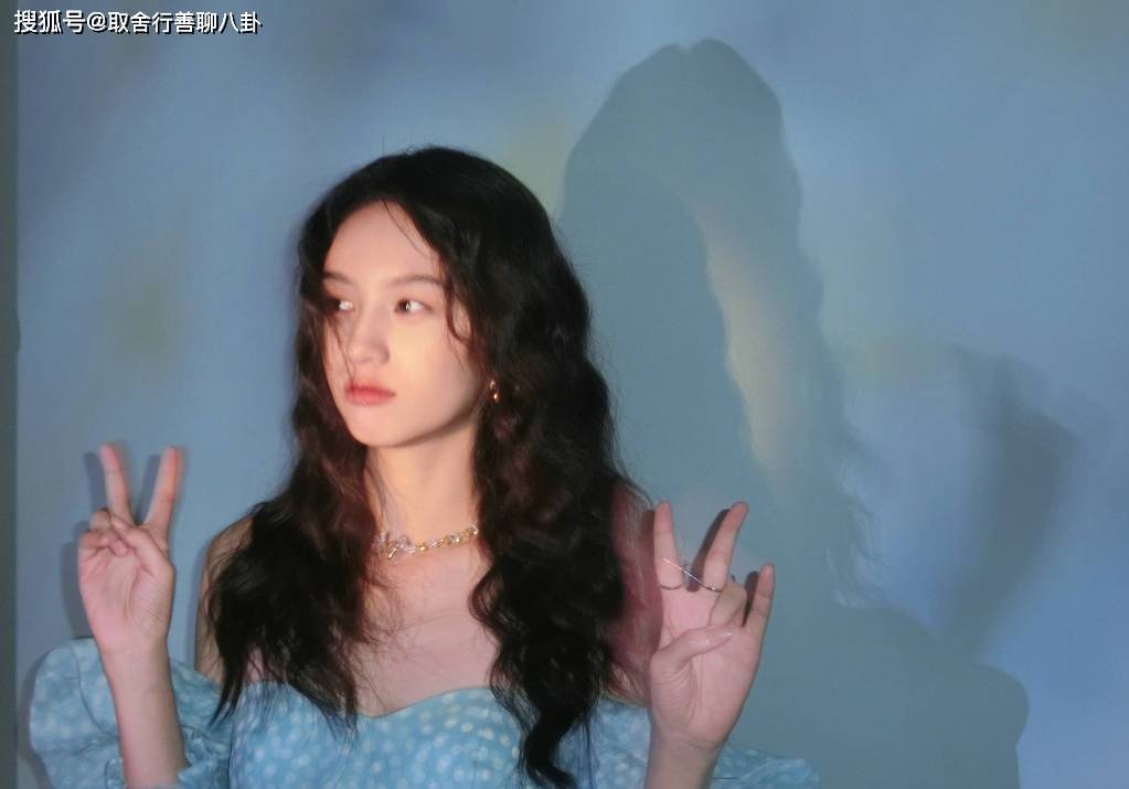 周也晒蓝色波点裙照片,香肩白皙光滑如牛奶,卷发如瀑表情可爱_表演