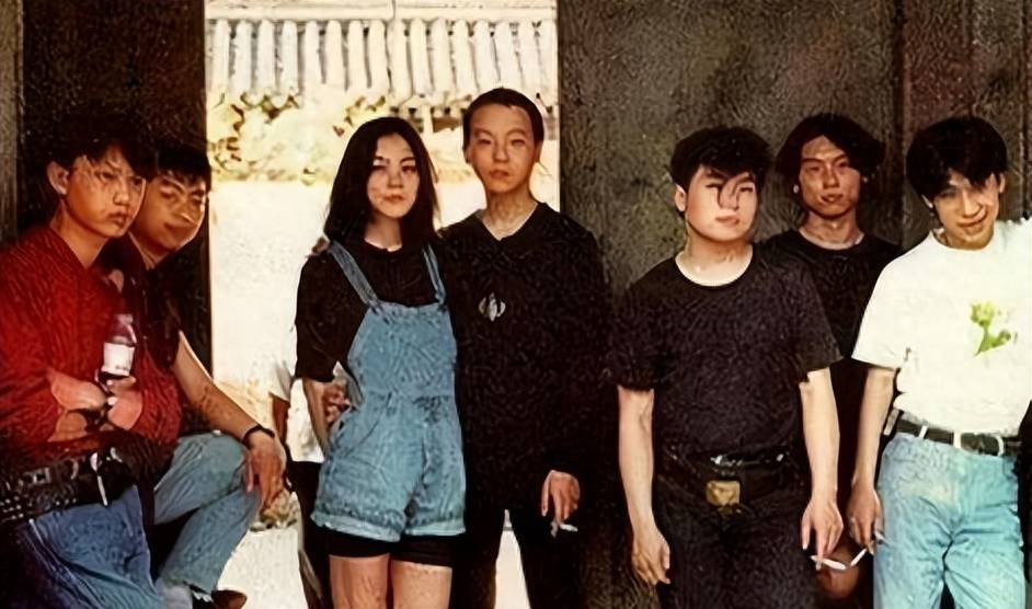 王菲为了窦唯愿意屈居胡同,甚至亲自为窦唯倒夜壶,这让所有人都为之