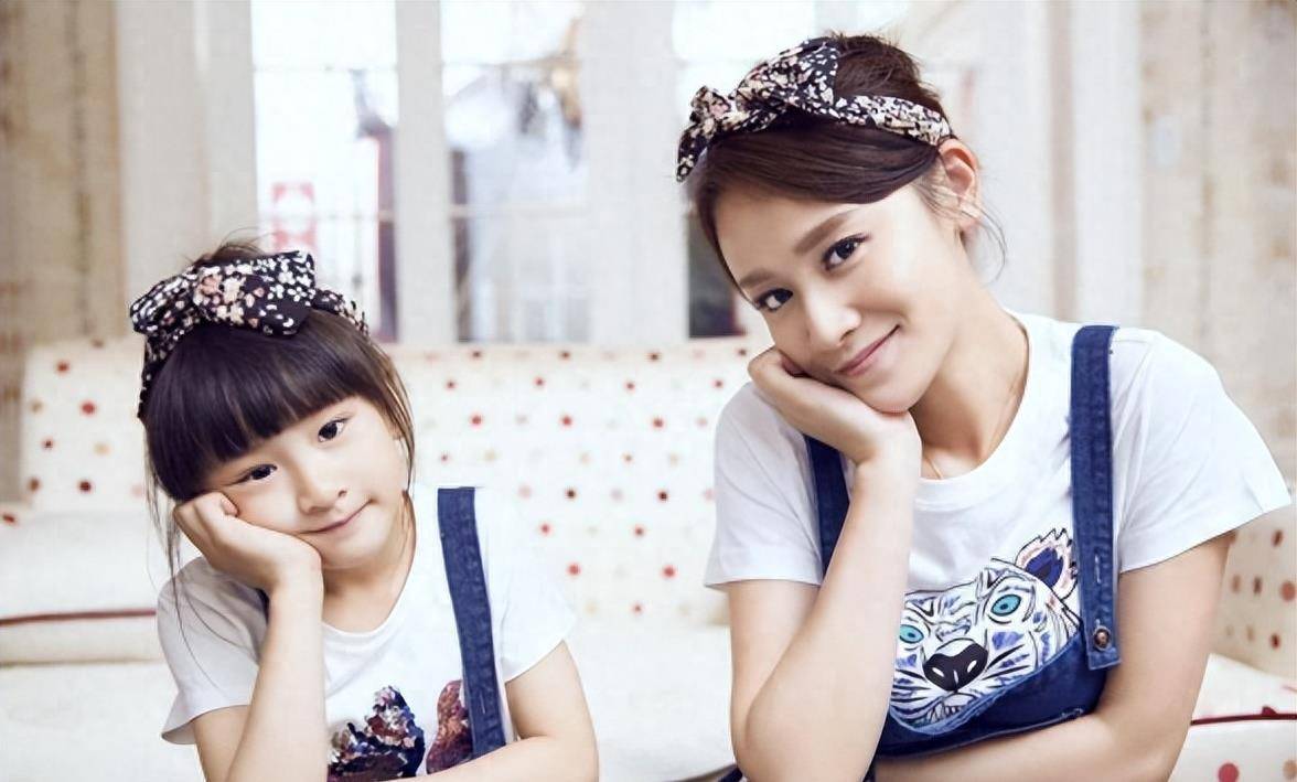 叶一茜晒全家福庆生 主动挽女儿手显亲昵,森碟姐弟身高直逼180_田亮