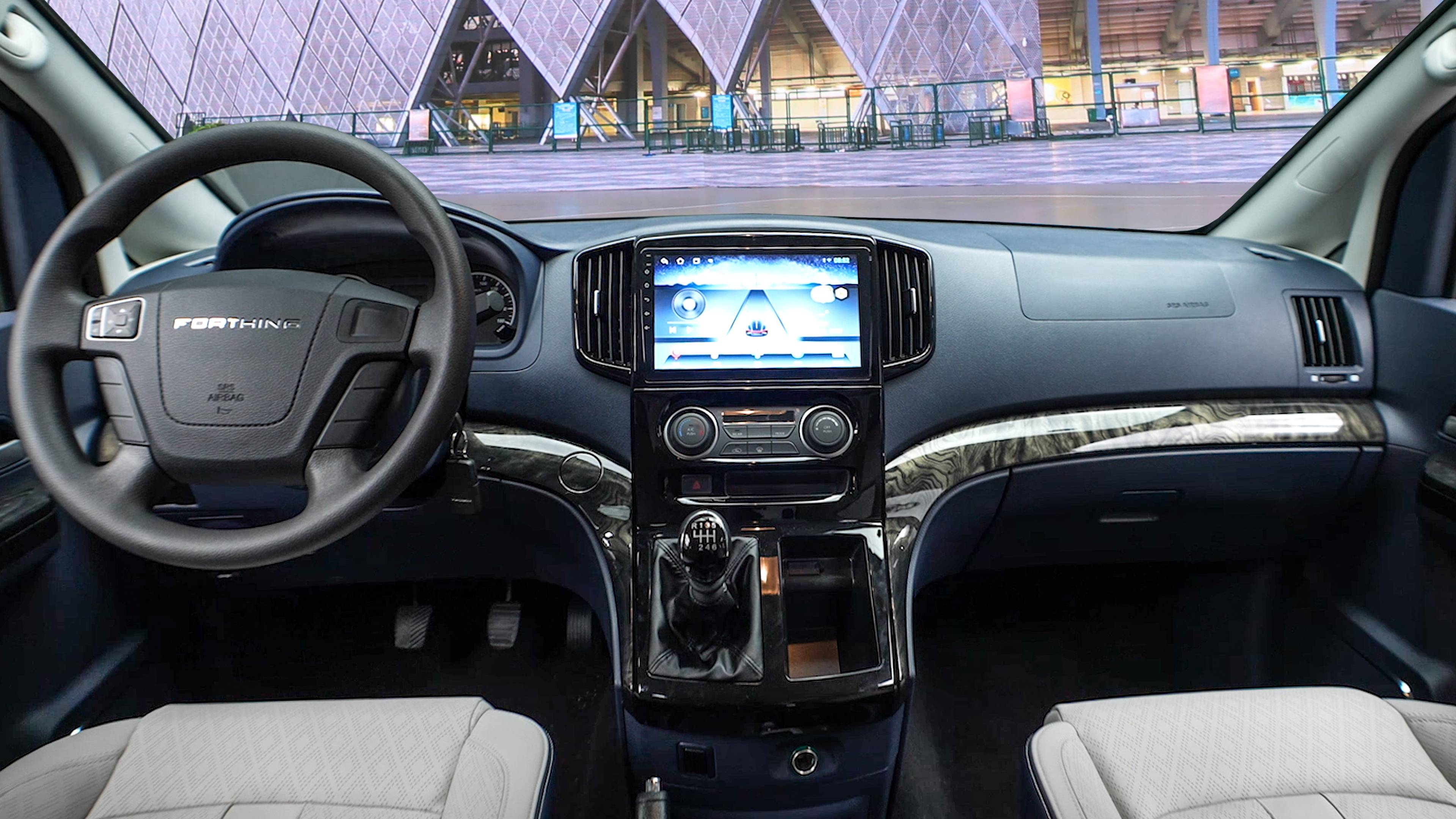 内饰方面,两款车均搭载了10.