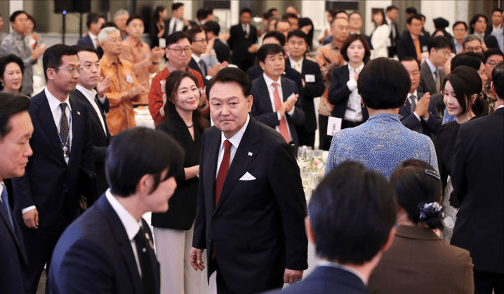 穿黑白花朵裙好嫩,一点不像50岁大妈_金建_造型_尹锡