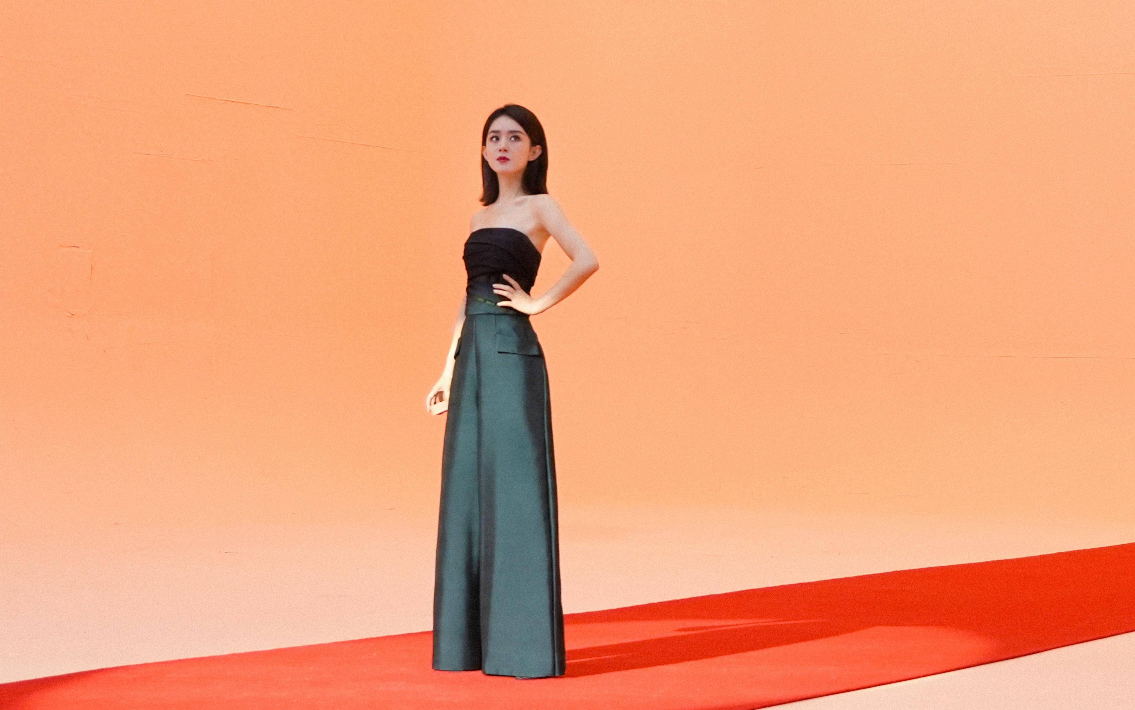 赵丽颖的表情令人惊叹!黑色抹胸连体裤成就时尚界,尽显女神之美!