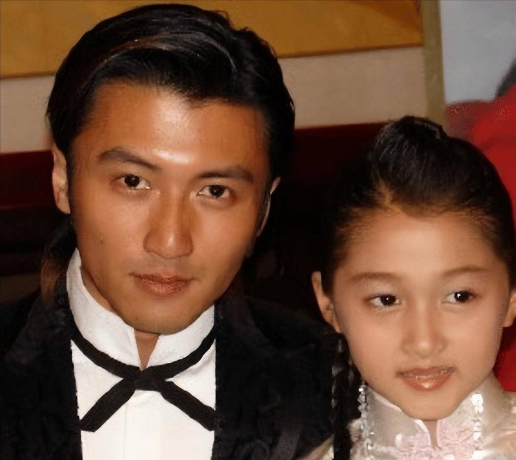 拿到奖杯后,关晓彤当众对张艺谋下蹲,拉低姿态赢得全场喝彩_动作_电影