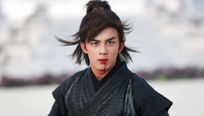 从"国民弟弟"到"小狼狗",吴磊的成功离不了这两个女人_姐姐_妈妈_吴悦