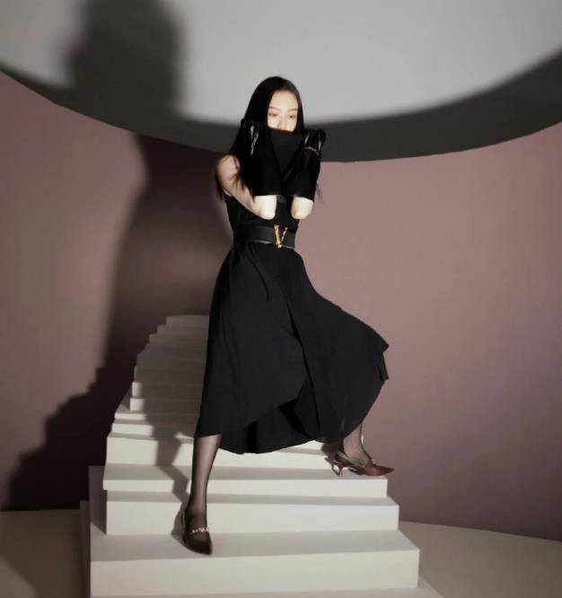 这样的无袖黑色连衣裙搭配这样的黑色袜子,完美衬托出妮妮的暗黑风格.