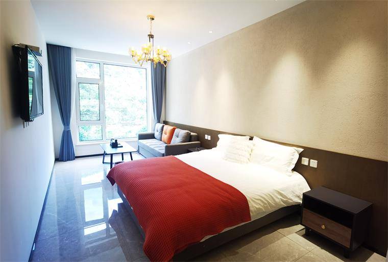 承德兴隆青松岭快活林村欢喜小院民宿,占地800多平,三餐一宿198!