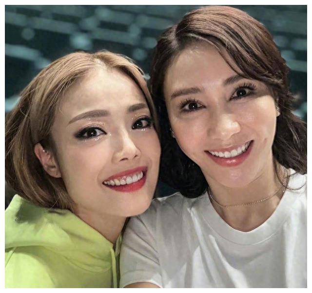 黎姿与仨女儿最新合影犹如四姐妹,孩子入读最贵私校学习中华文化_马廷