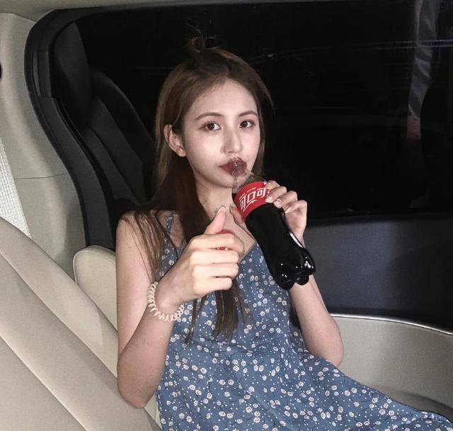 王思聪女友甜仇有意思!穿吊带裙"车内"拍性感照,王思聪掌镜?