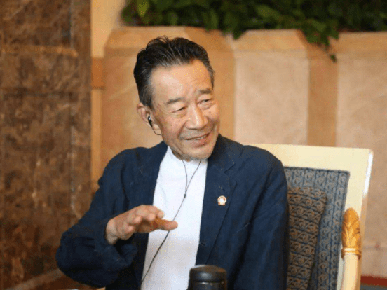 67岁李雪健露面瘦好多,说话吃力引担忧,入行41年工作仍似劳模_老人