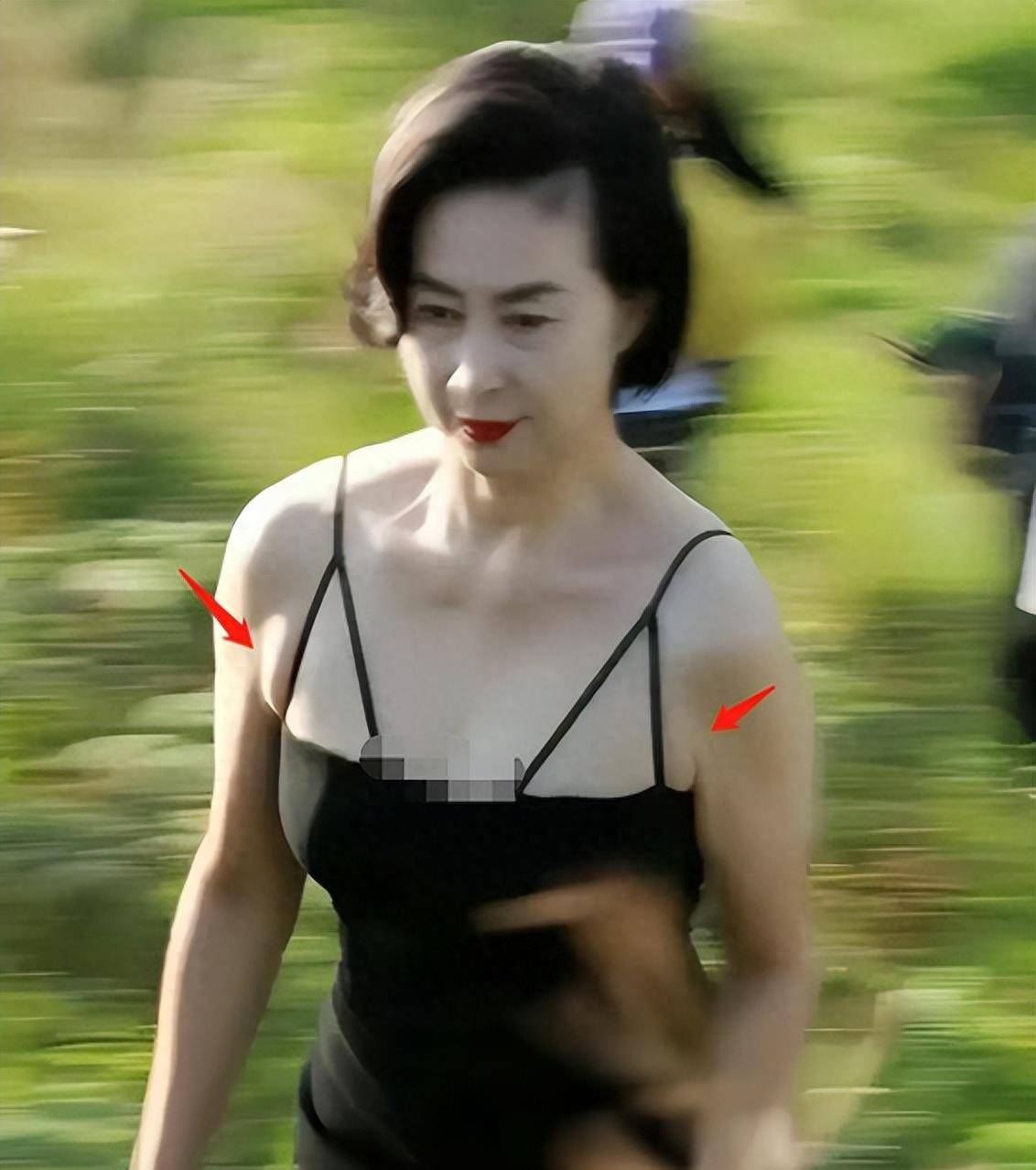 61岁何超琼现身贵州山区,身穿吊带裙身材傲人,露出侧乳,被批评不当