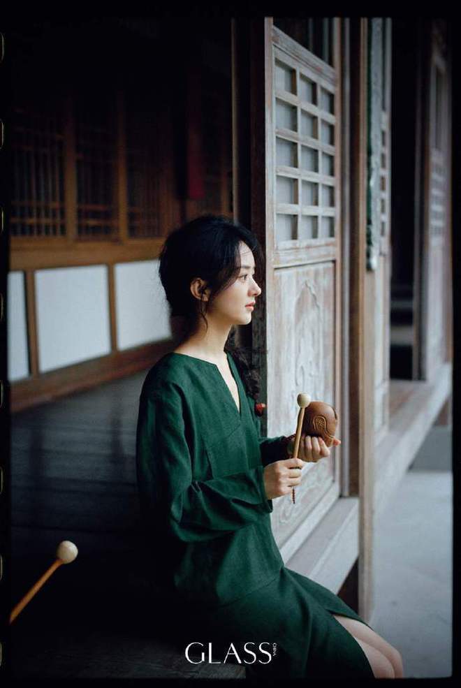 赵丽颖再登杂志封面,轻敲木鱼秀美腿,眼神凌厉气场强大_长裙_镜头