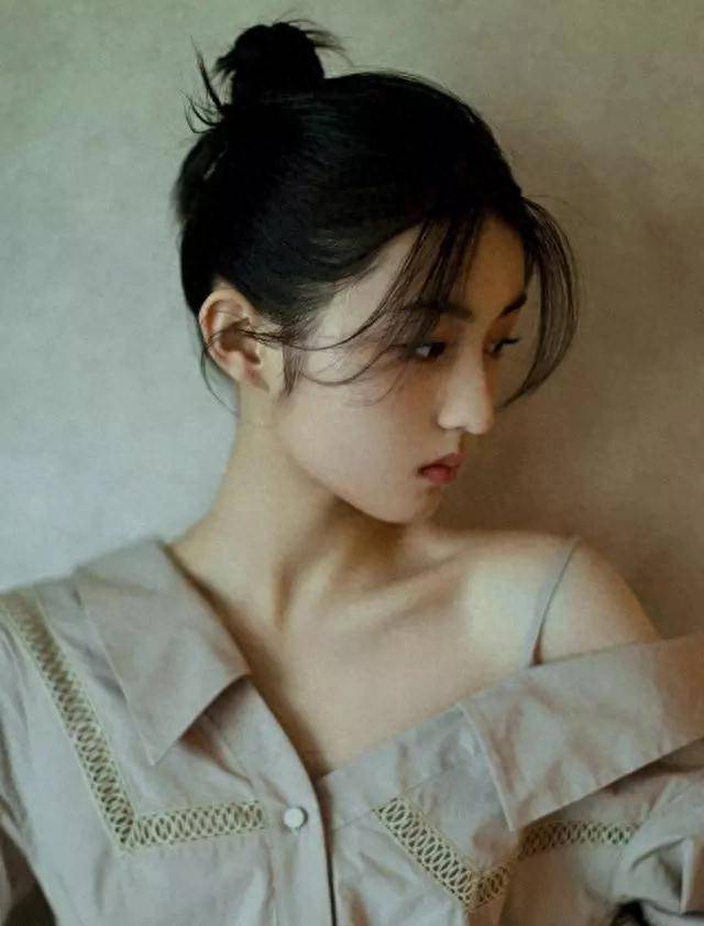 在这些作品中也是让观众们看到了张子枫精湛的演技,要知道张子枫一直