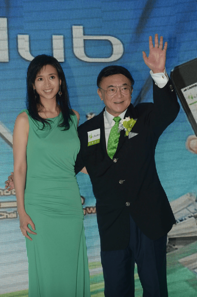 香港富三代入驻内地社交平台,公开庆祝44岁生日,长相神似侯佩岑