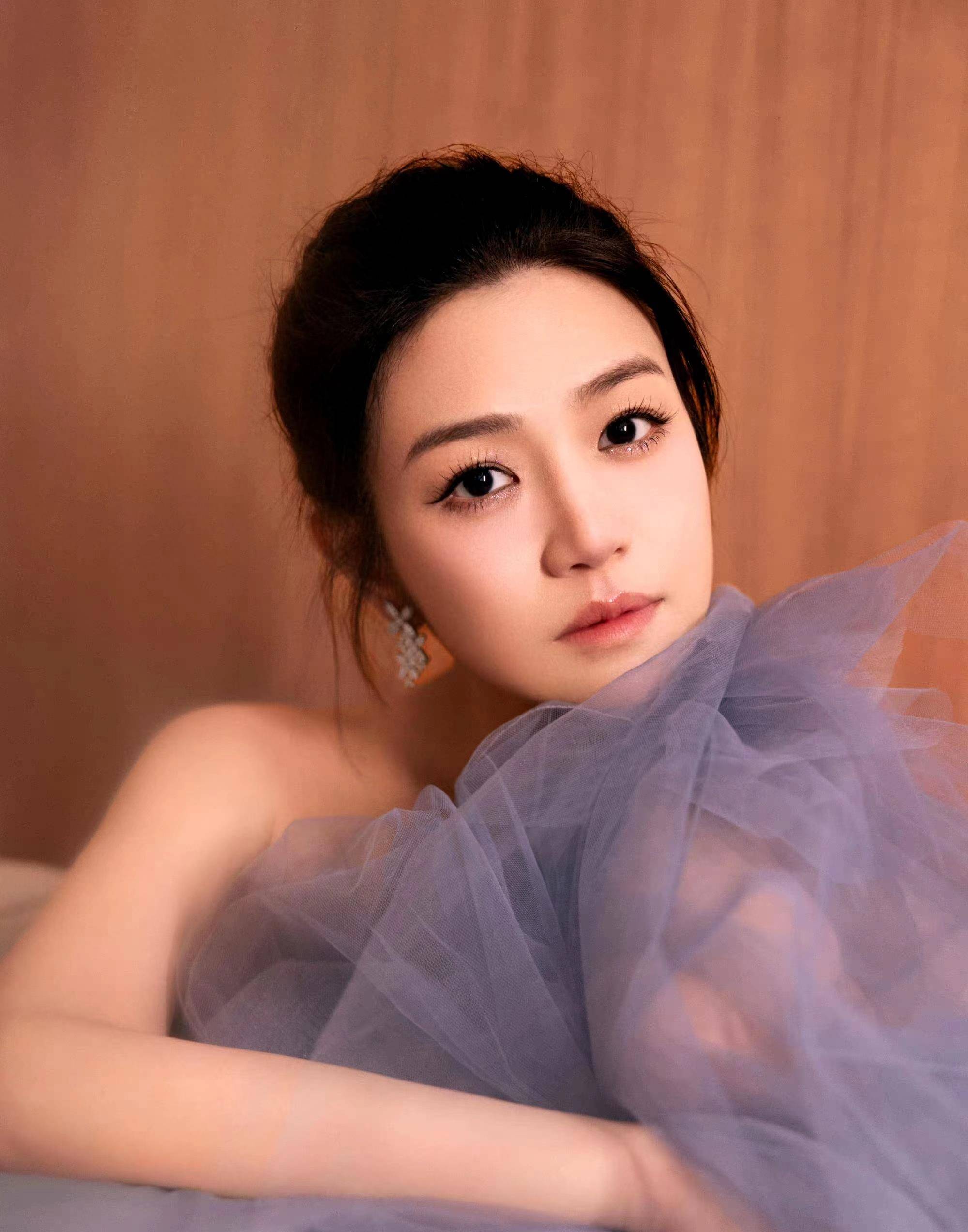 式上陈妍希登台献唱,身穿薄纱抹胸连衣裙,优雅又减龄_漂亮_女孩_身材