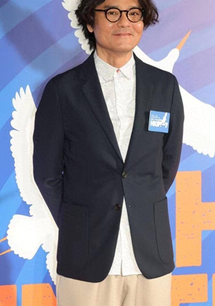 港知名男星惊现双颊凹陷,更出现头大身小奇怪比例