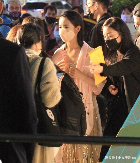 39岁林依晨近况状态真好,金色抹身材长裙秀身材,做完月子就复出_妈妈_