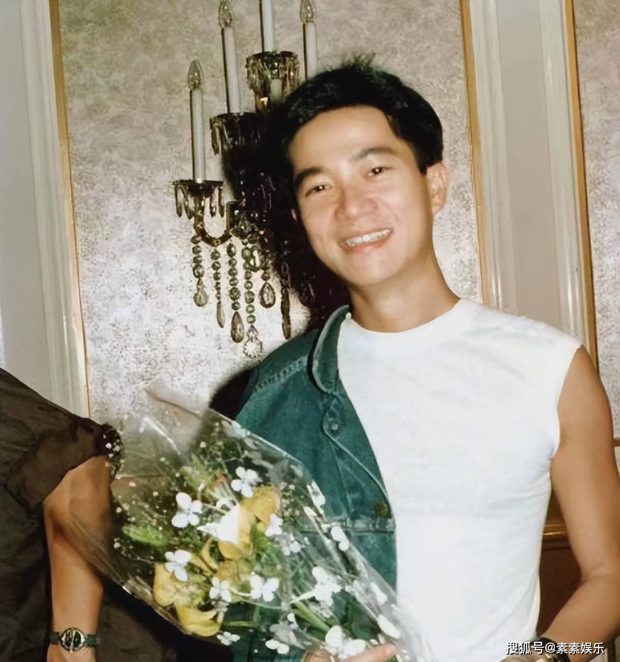 粉丝为陈百强打扫墓地送生日蛋糕,danny65岁冥诞不寂寞_鲜花_大哥