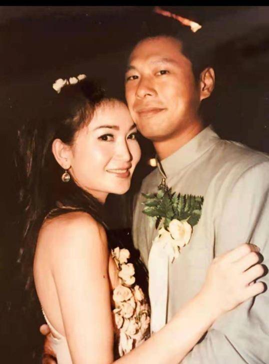 因为小时候的经历,温碧霞一直把生活看得很透彻,在平时的工作上,她