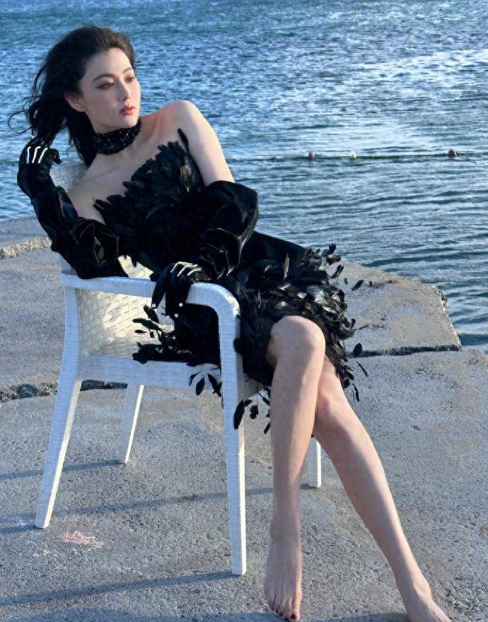 张馨予最新封面照,头戴300钻头饰华丽夺目,雀斑妆容超有个性_钻石