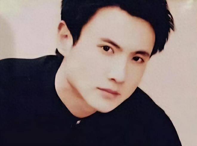 沈腾也很会长,专挑父母优点遗传的他大学时期还获封"军艺校草"