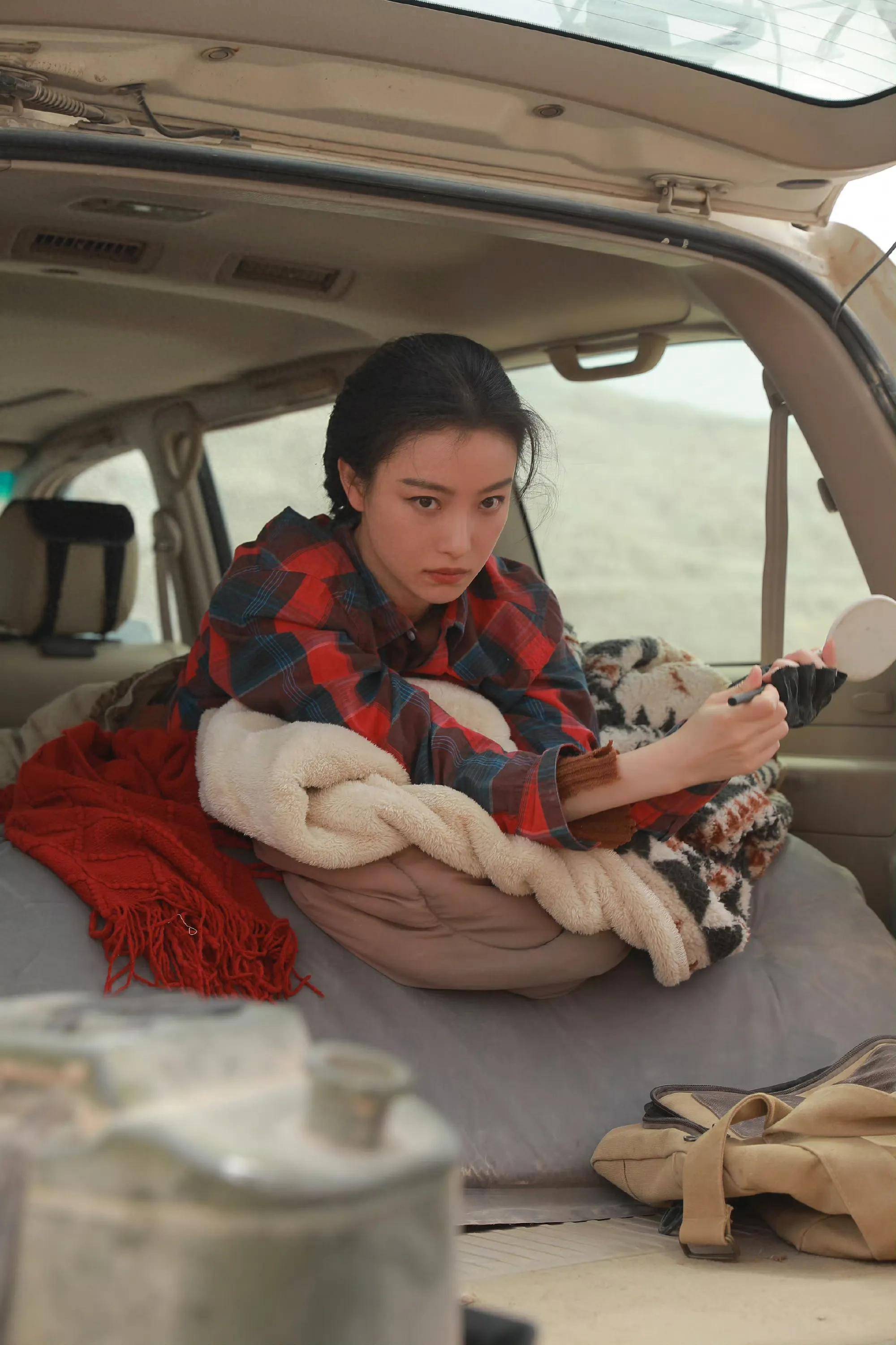 倪妮西出玉门好惊艳,红蓝格子衬衣搭工装裤,蝎子尾眼线好特别_感觉