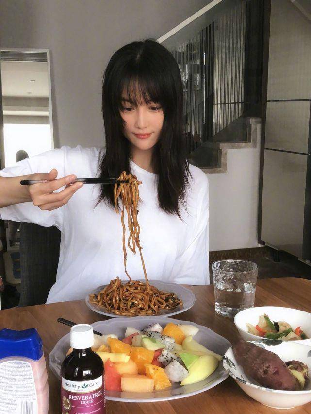 知情人曝张馨予为母亲购置4千万豪宅,还曝光何捷的真实家庭情况_昆山