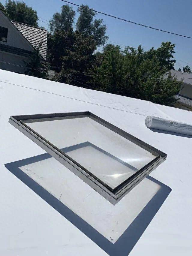 7,这个倒置的天窗看起来像是悬浮的玻璃窗,但实际上它只是窗户玻璃带