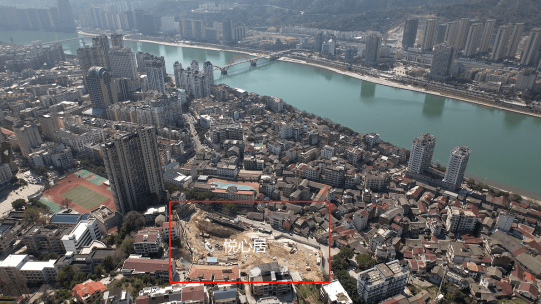 悦心居位于鹤城街道鹤城中路,家门口就是青田实验小学和青田第二中学