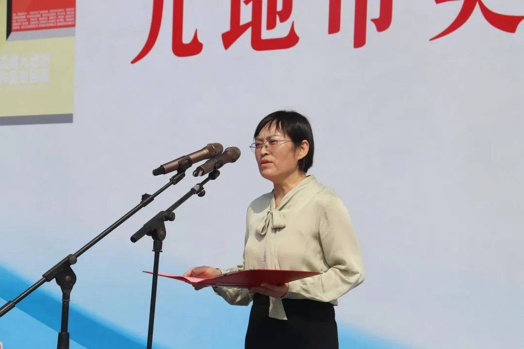 濮阳市市委宣传部副部长杨艳玲宣布"辉煌四十载 奋进新时代"豫鲁书画