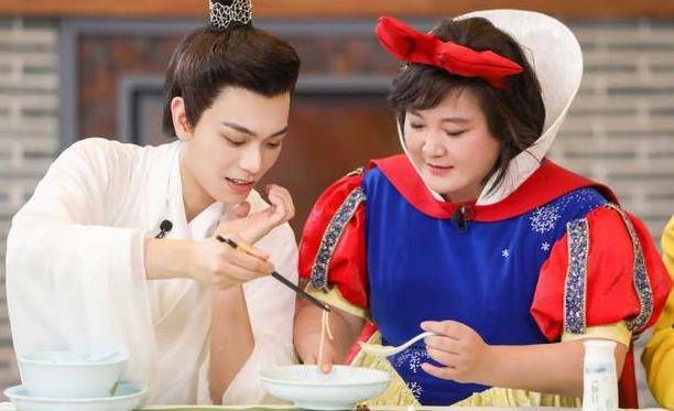 "喜剧女王"贾玲:曾因母亲被说耍大牌,今被刘德华当众表白_张小斐_柳岩