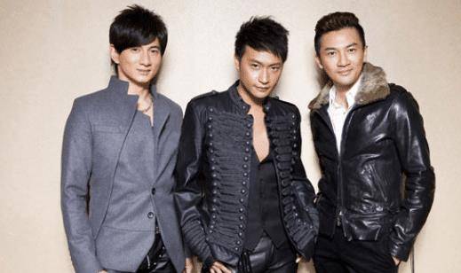 小虎队陈志朋出席网红生日宴,推蛋糕车当背景,比起其他成员落魄_明星