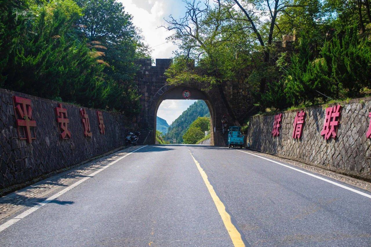 昱岭关曾经是兵家必争之地,现在却成了人文景观大杂烩,贻笑大方