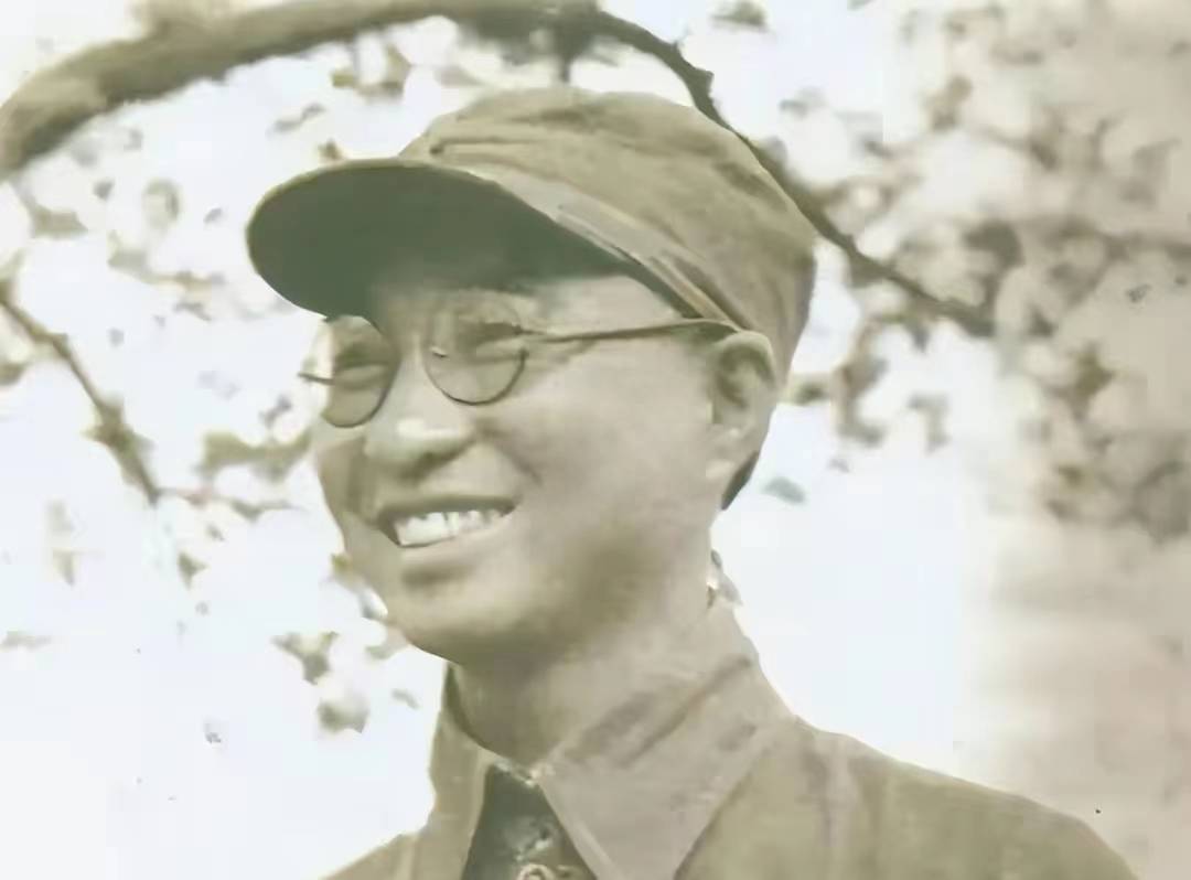 1955年授衔，陈赓闷闷不乐，贺龙安慰：是想老战友了吧_卢冬生_部队_时候