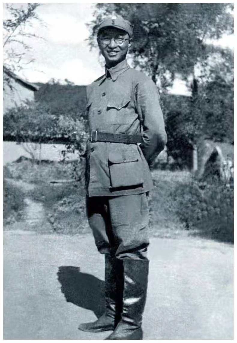 1955年授衔，陈赓闷闷不乐，贺龙安慰：是想老战友了吧_卢冬生_部队_时候