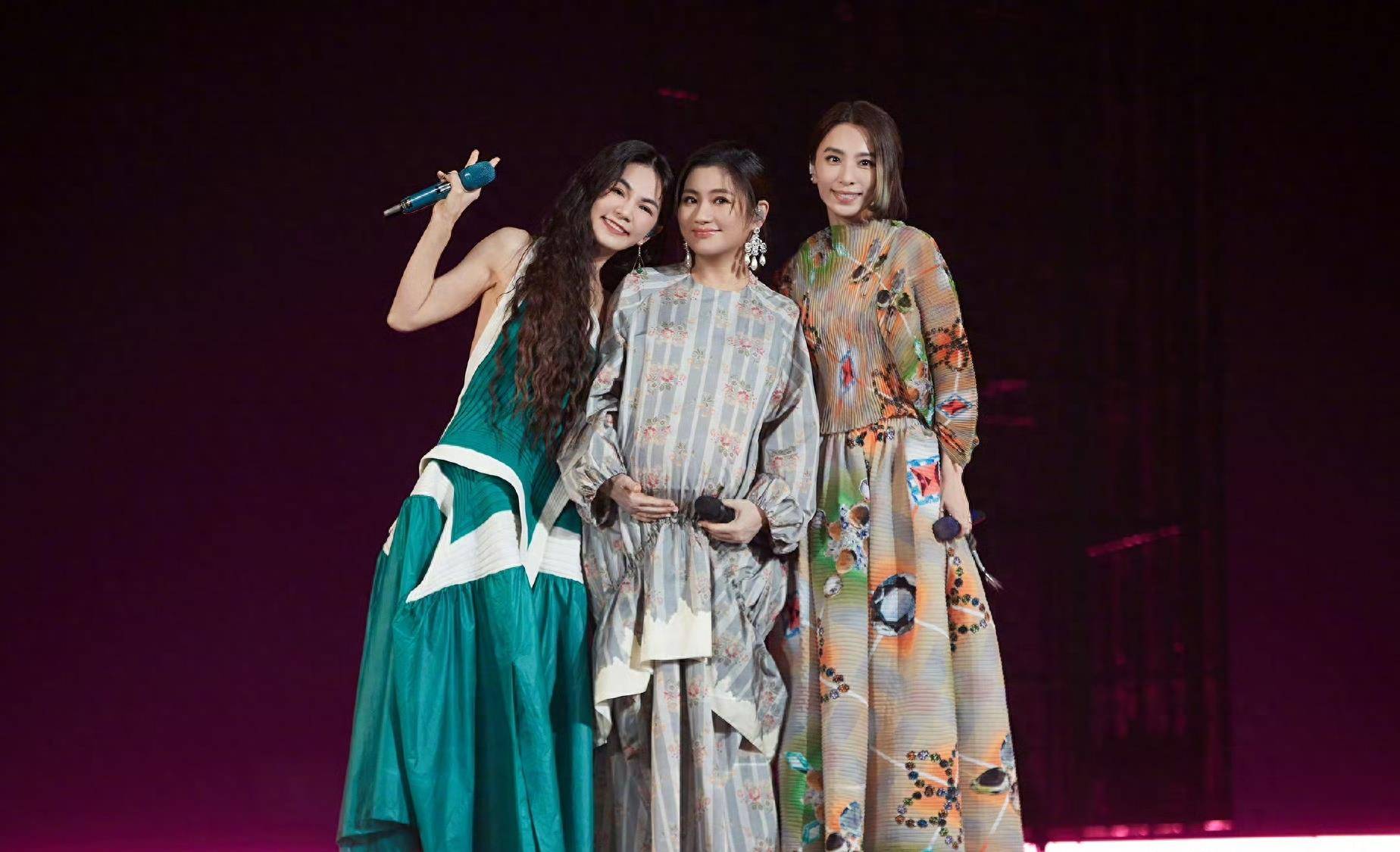 selina官宣生子,心疼儿子住保温箱,一家三口首次合影很温馨_任家萱