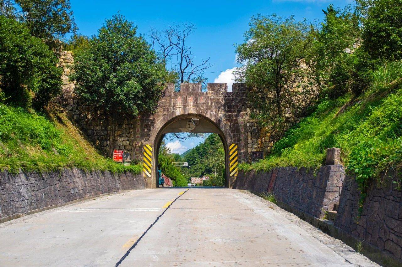 昱岭关曾经是兵家必争之地,现在却成了人文景观大杂烩,贻笑大方