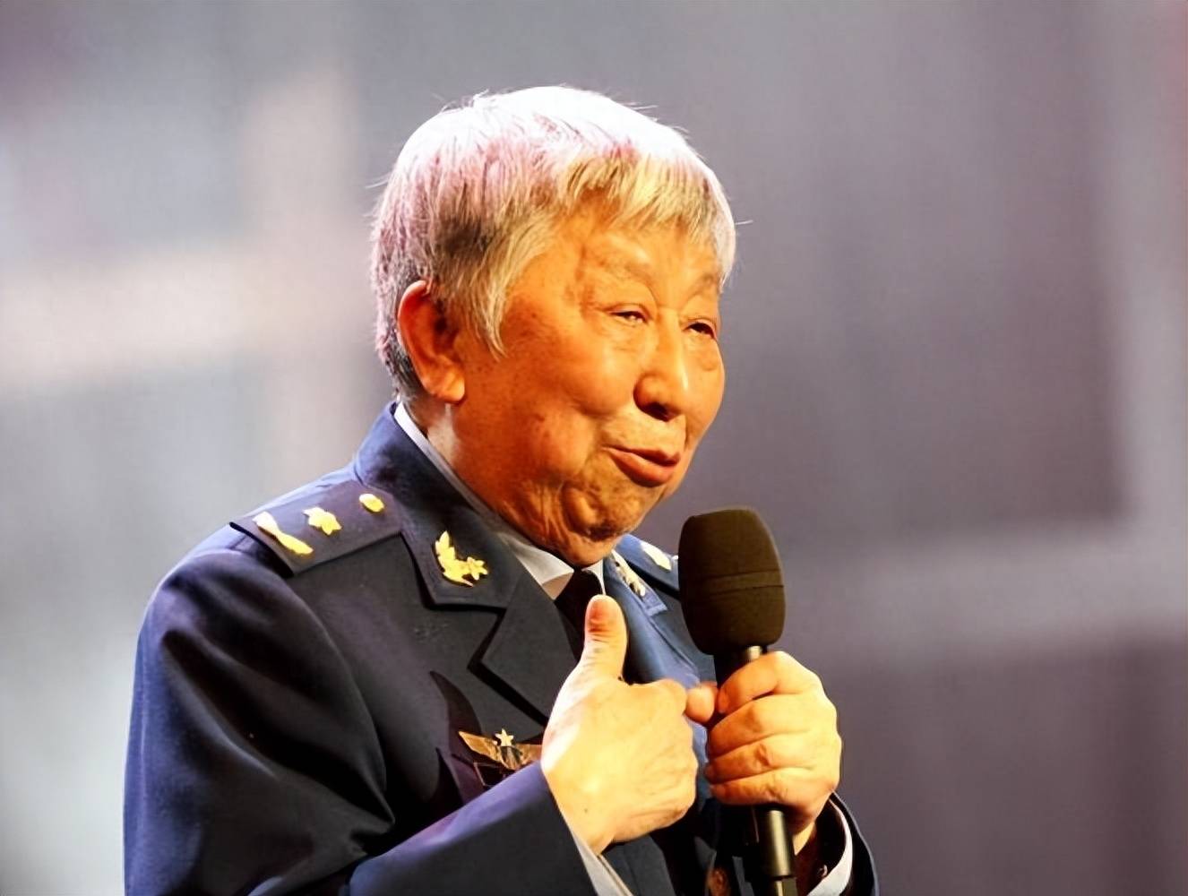 阎肃:和妻子恩爱55年,帮儿子娶小15岁娇妻,千万遗产换不来安宁