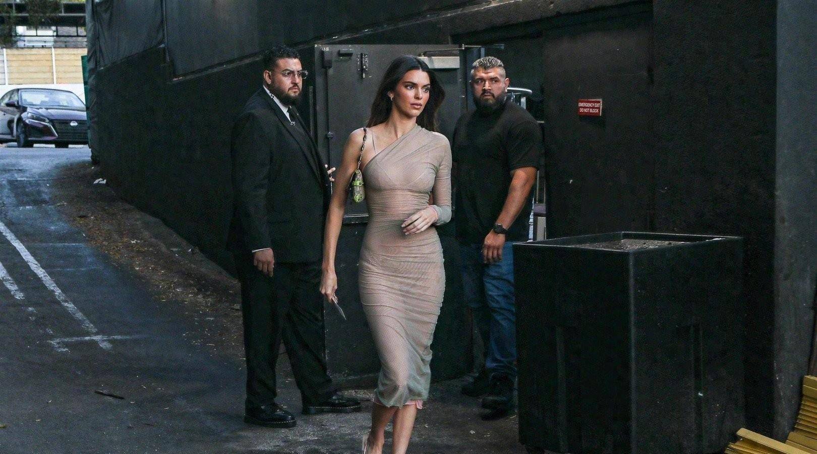 肯豆一袭透视裙尽显完美曲线,不愧是维密超模_外表_连衣裙_风格