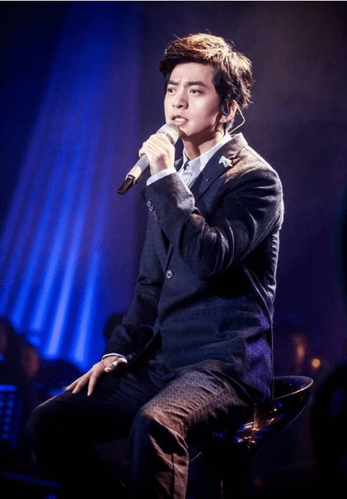 回头再看李健上《好声音》当导师时,刻意躲开那英,真是太聪明_刀郎